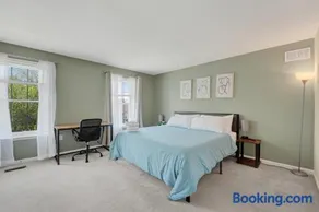 Chic Modern Townhouse 4BR 4B - Image 5