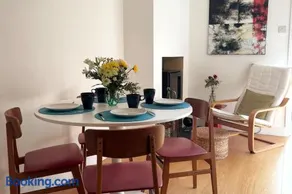 Elegant Reading Haven: 2BD Period Charm & Garden - Image 2