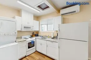 Cozy dog-friendly studio fast WIFI AC and in-unit washer & dryer - Image 3