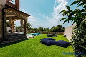 Stone villa with heated pool - Image 3