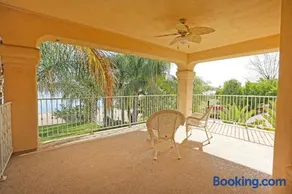 Lakeside Mansion Waterfront 34 beds Boat ramp - Image 5