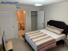 Ensuite room in 3 bedroom townhouse in Brampton - Image 1