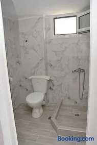 Gatos Village Studios & Apartments - Image 3