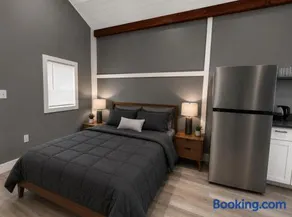 Stunning One Room Cabin Near the Lake - Image 1