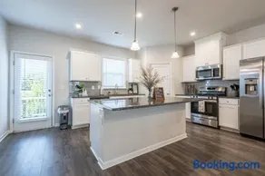 3-Story Pet-Friendly Retreat with Private Suites - Image 2