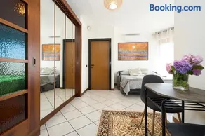 -LUMINOSA 5 STARS WITH BALCONY- Wifi Netflix 15 minutes from Duomo - Image 2
