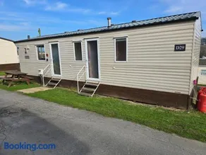 Light and Airy 2 Bedroom Mobile Home - Image 3