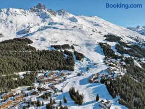 Appartement lumineux avec balcon à 2 chambres doubles et services inclus, skis aux pieds - Image 2