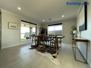 Spacious and Modern Home away from Home - Image 3