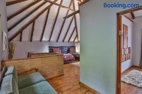 CASTLE COTTAGE Self catering fully equipped homely 120sqm double story king bed cottage in a lush green neighborhood - Image 2