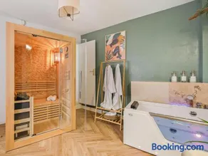L'Evasion Tropicale - idéal couple - plein centre - sauna - baignoire balnéo LED 2 places - TV 4K Ambilight 130cm - parking gratuit à 2 pas du logement - wifi - maison médiévale sur 2 étages - entièrement rénovée 37m2 - Image 3