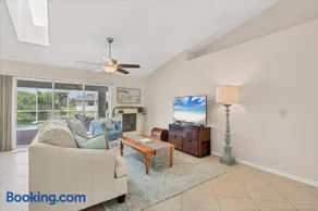 Relaxing Cape Coral Villa 1000: Pool on the Canal - Image 4