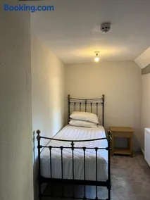 4 Bed Apartment The Windmill 16th Century Pub - Image 2