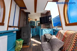 Tranquil Canal Escape on The Vital Spark Narrowboat - Image 3