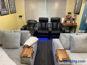 Hot Tub and Home Theatre in the Hood - Image 3