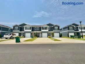 Reagan Ct Getaway - Minutes to Downtown & Beach - Image 1