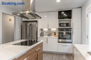 Modern Downtown Stay - Image 4