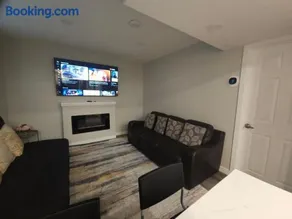 Cozy 2 Bedroom Suite, Queen Beds, Near the Airport - Image 4