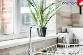 10 OFF CityCentral 2BR Parking, Workspace, Garden - Image 3