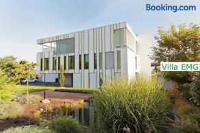 Luxus Design Ferienhaus Villa EMG Bensheim nah Frankfurt, Heidelberg mit Sauna, Schwimmteich, Garten für Familien und Gruppen bis 17 Personen - Image 1