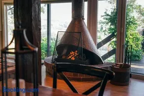 Stylish 2-Bed Home, Stunning View, Fire Pit, Festoon Lights, BBQ and walk to Pub - Image 2