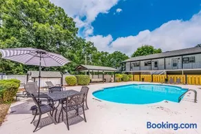 Lakeside condo dog-friendly with AC large porch shared amenities beach access pool tennis - Image 2