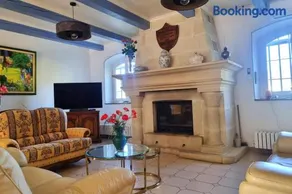 Mas Provençal with Swimming Pool & Air Conditioning - Image 2