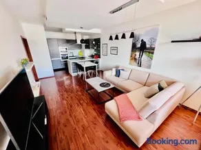 BL Luxury Apartment, 24hr Self Check-in, Free Private Garage Parking, Panoramic Views from Balcony, 5 minute walk to City Center - Image 1