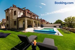 Stone villa with heated pool - Image 1