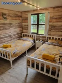 Log cabin with secure garden - Image 3