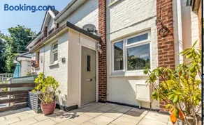 Close to QA hospital, Portsmouth Naval Cottage with incredible views - Image 1