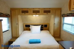 Best RV-Camper To Visit NYC-Hot Tub-Free Parking - Image 1