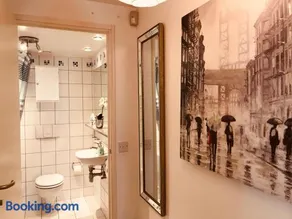 2 bed GF Docklands Apartment - Free Parking for 1 car - Image 5