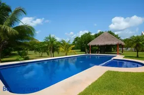 Spacious Family Home with Pool & Beach Access - Image 4