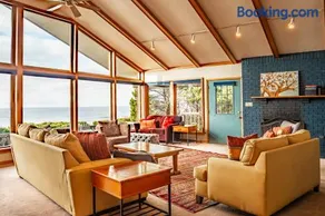 Hot Tub, Dog Friendly & Game Room in Large Ocean Front Home! - Image 1