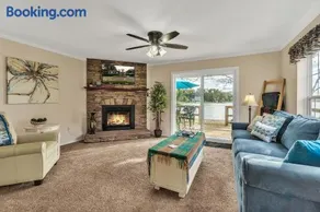 Hidden LakeFront -New Build-Private Beach-Fast WiFi - Image 1