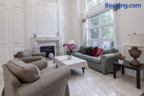Private Room in Richmond - Image 1