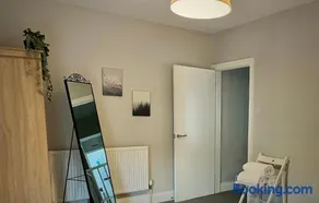 Three Bedroom City Home with Garden - Image 3