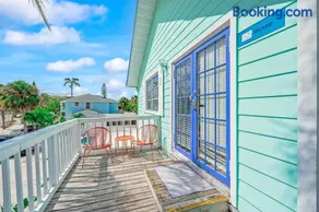Island Villa - Cozy Beach Retreat - Walk to Village - Image 4