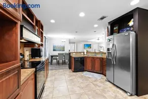 Villa Island Retreat, Country house overlooking 13 acres and a small lake - Image 3