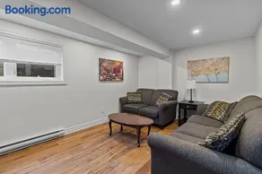Stylish 2BR WiFi Parking MUN Walk - Image 4