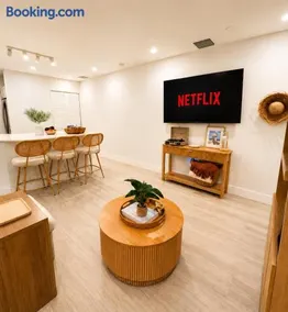 Stylish Pet Friendly 2BR Near Beach & FLL - Image 1