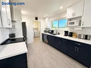 8651 Spacious Elk Grove Retreat Free Parking n Fast WiFi - Image 2
