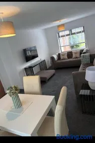 Ayr 2-Bed House Sleeps 4 with Garden & Parking - Image 2
