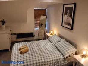 Modern Town Apartment with Terrace - Image 4
