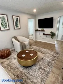 Beautiful Bungalow - Image 2