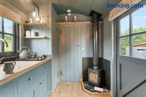 Luxury One Bed Shepherd's Hut with Hot Tub - Image 2