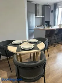 Piso Deluxe con Balcón Cerca del Casco Viejo - Image 1