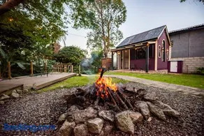 Tiny House com Banheira Privativa, Deck no Jardim com Rede Suspensa sobre o Riacho e Lareira Externa em Meio à Natureza - Image 2