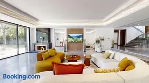 Villa S- Luxurious 8 masterbedrooms villa on 3000m2, close to all amenities, Golf and heart of Souissi - Image 2